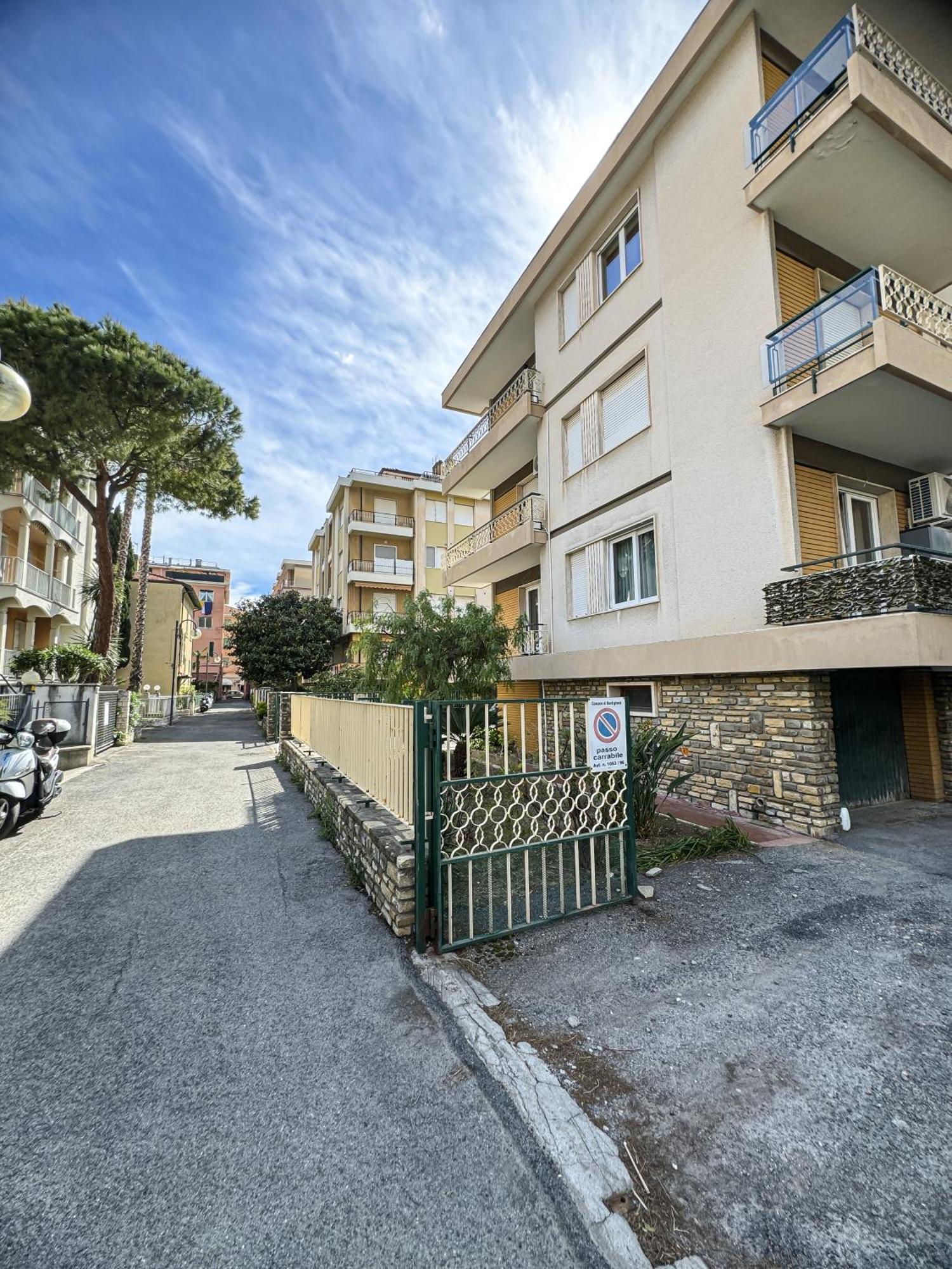 Hotel Casa Febo, In Centro Con Parcheggio Privato A 200 Mt Dal Mare Bordighera Zewnętrze zdjęcie